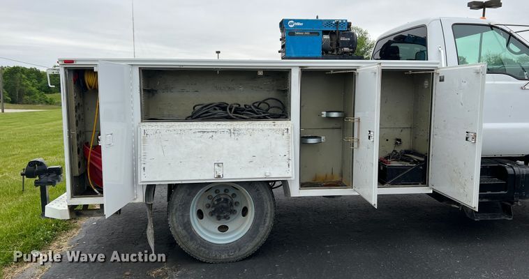 image for item DL4267 2000 Ford F650 Super Duty XL  utility / service truck