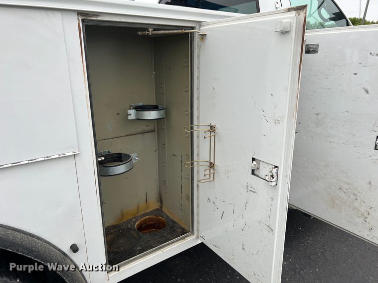 image for item DL4267 2000 Ford F650 Super Duty XL  utility / service truck