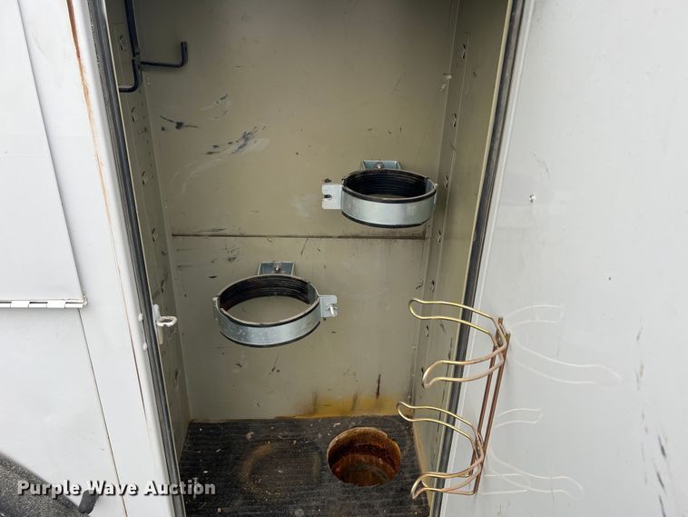 image for item DL4267 2000 Ford F650 Super Duty XL  utility / service truck