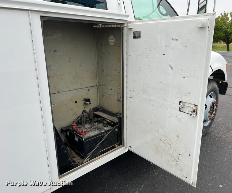 image for item DL4267 2000 Ford F650 Super Duty XL  utility / service truck