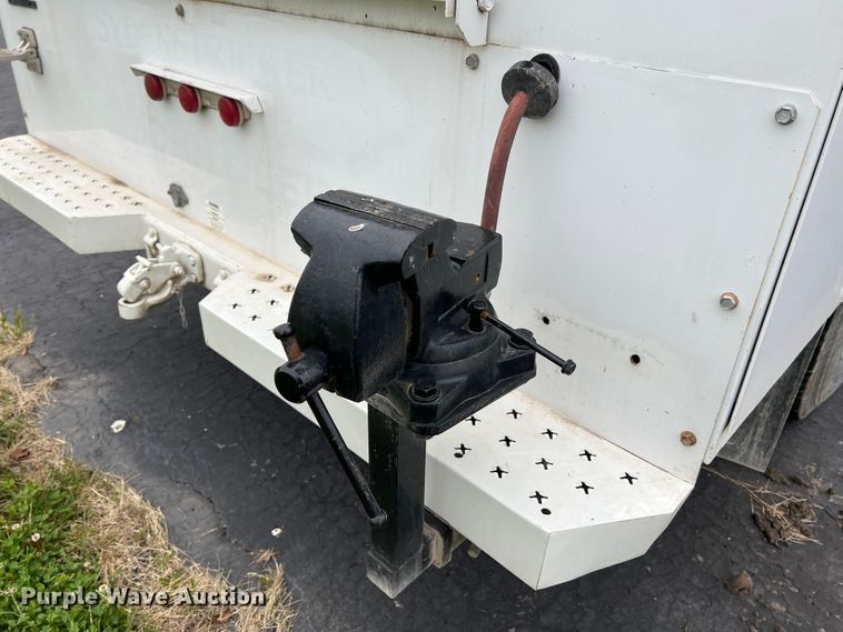 image for item DL4267 2000 Ford F650 Super Duty XL  utility / service truck