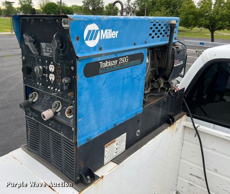 image for item DL4267 2000 Ford F650 Super Duty XL  utility / service truck