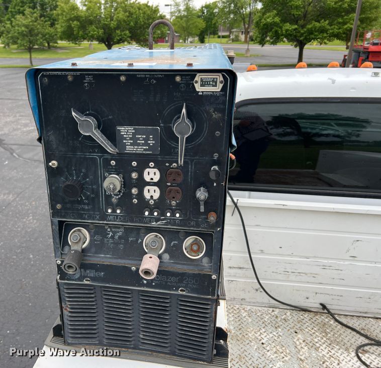 image for item DL4267 2000 Ford F650 Super Duty XL  utility / service truck