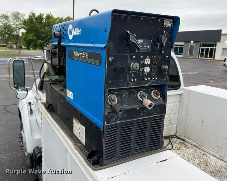 image for item DL4267 2000 Ford F650 Super Duty XL  utility / service truck