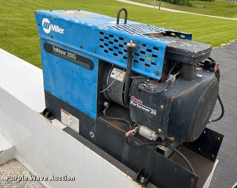 image for item DL4267 2000 Ford F650 Super Duty XL  utility / service truck