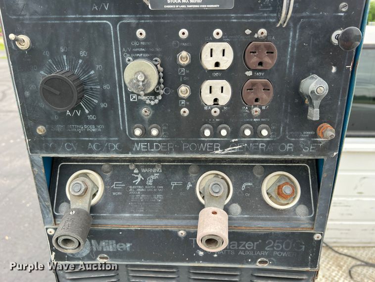 image for item DL4267 2000 Ford F650 Super Duty XL  utility / service truck