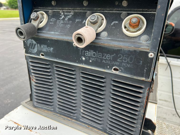 image for item DL4267 2000 Ford F650 Super Duty XL  utility / service truck