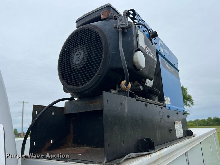 image for item DL4267 2000 Ford F650 Super Duty XL  utility / service truck