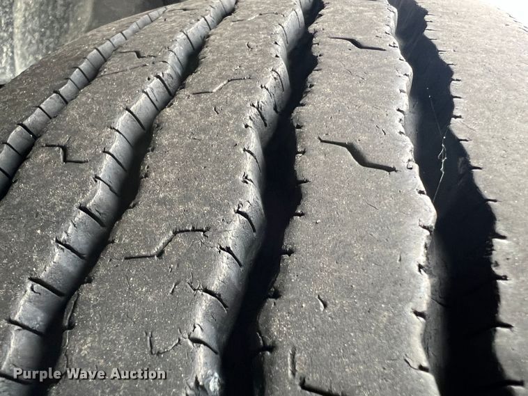 image for item DL4267 2000 Ford F650 Super Duty XL  utility / service truck