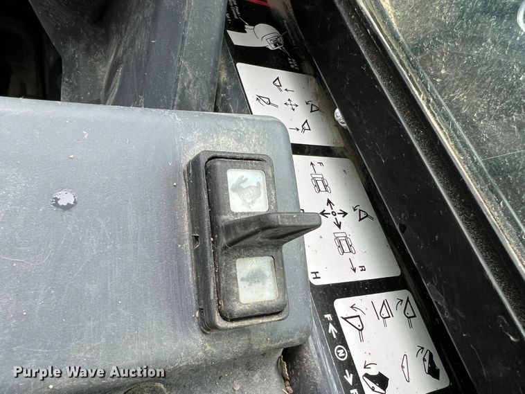 image for item DL4282 2019 John Deere 324G  skid steer loader