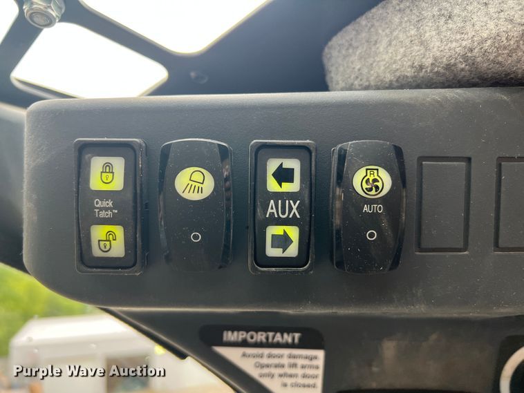 image for item DL4282 2019 John Deere 324G  skid steer loader