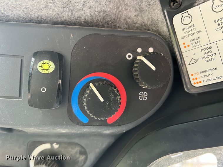 image for item DL4282 2019 John Deere 324G  skid steer loader