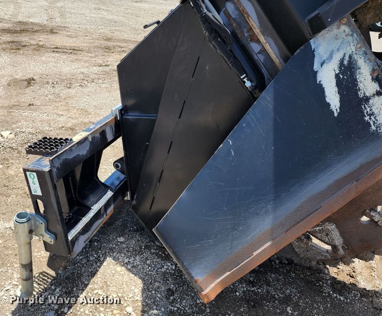 image for item DL6548 Caterpillar SW460B-80  skid steer rock saw