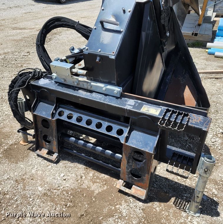 image for item DL6548 Caterpillar SW460B-80  skid steer rock saw