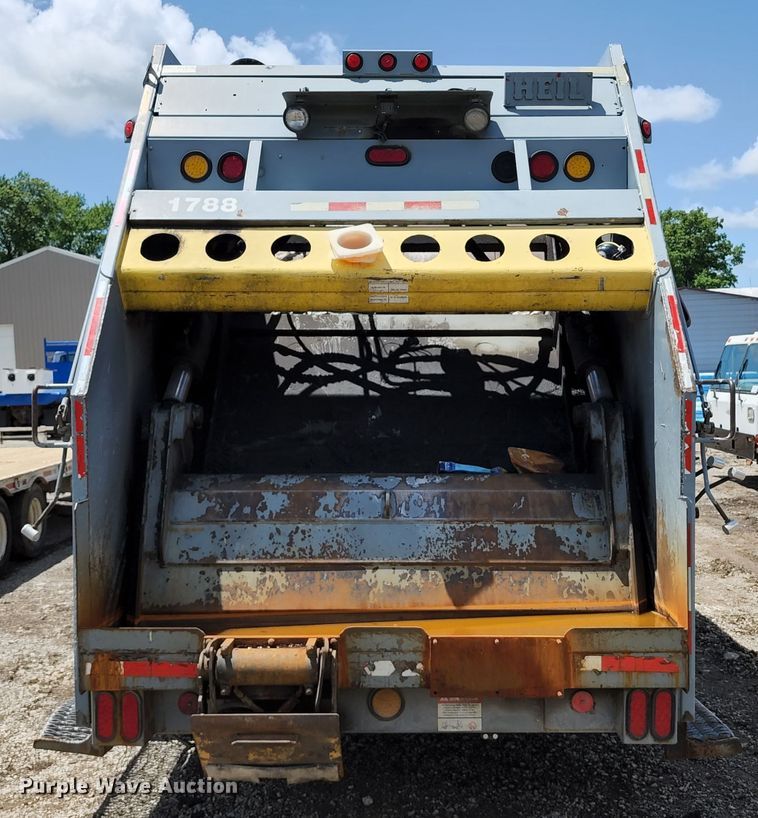 image for item DL6552 2006 International 7400  refuse truck