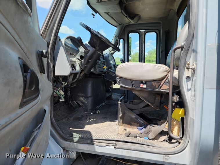 image for item DL6552 2006 International 7400  refuse truck