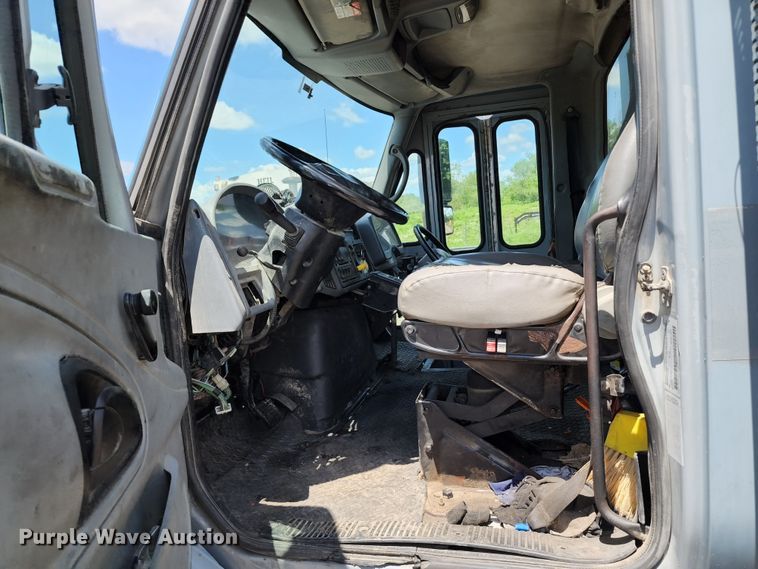 image for item DL6552 2006 International 7400  refuse truck