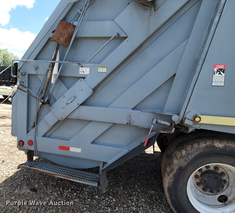 image for item DL6552 2006 International 7400  refuse truck