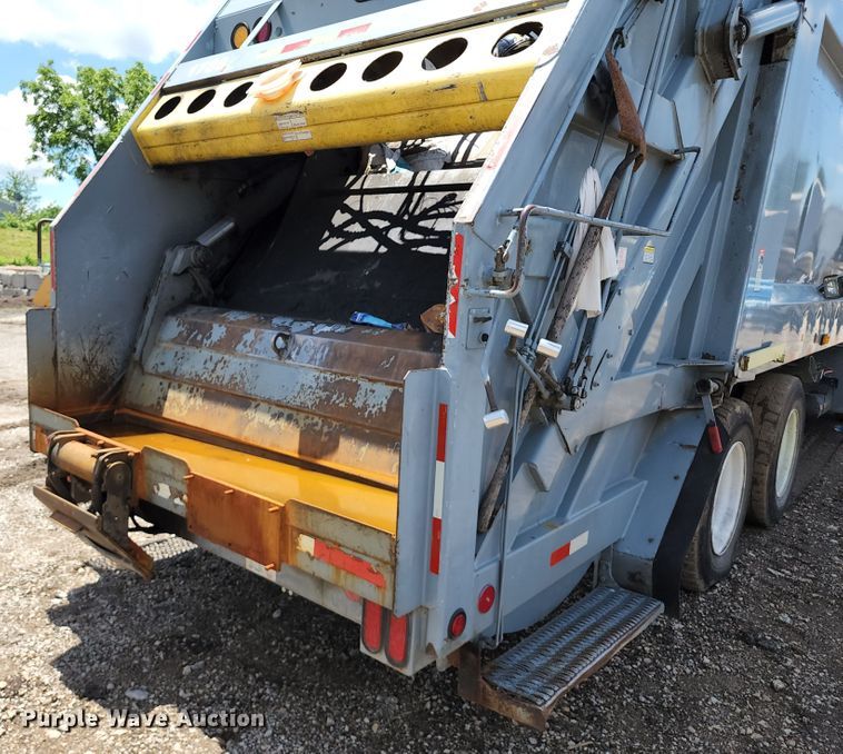 image for item DL6552 2006 International 7400  refuse truck