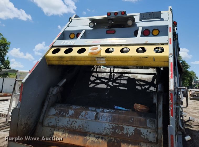 image for item DL6552 2006 International 7400  refuse truck