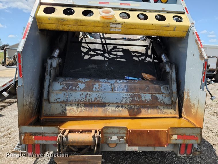 image for item DL6552 2006 International 7400  refuse truck