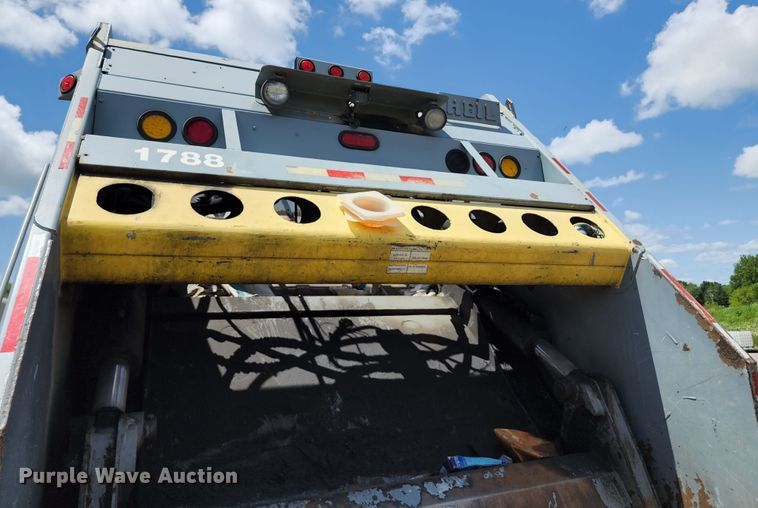 image for item DL6552 2006 International 7400  refuse truck