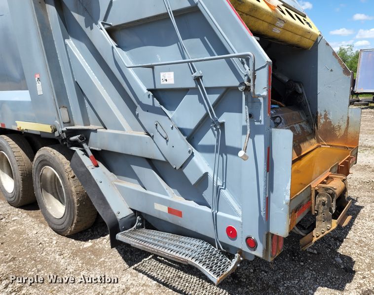 image for item DL6552 2006 International 7400  refuse truck