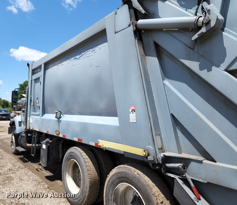 image for item DL6552 2006 International 7400  refuse truck