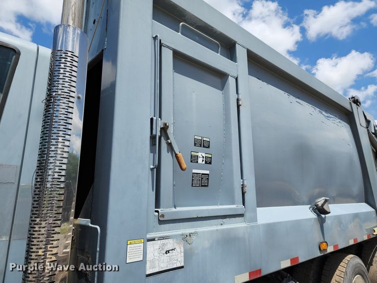 image for item DL6552 2006 International 7400  refuse truck