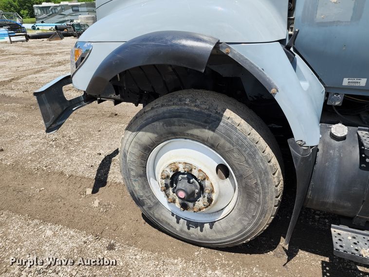 image for item DL6552 2006 International 7400  refuse truck