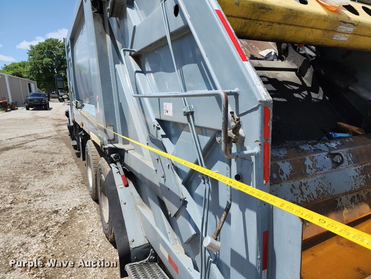 image for item DL6552 2006 International 7400  refuse truck