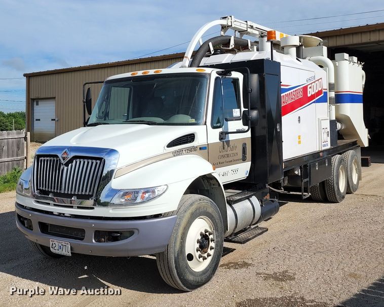 image for item DL6559 2015 International DuraStar 4400  hydrovac truck