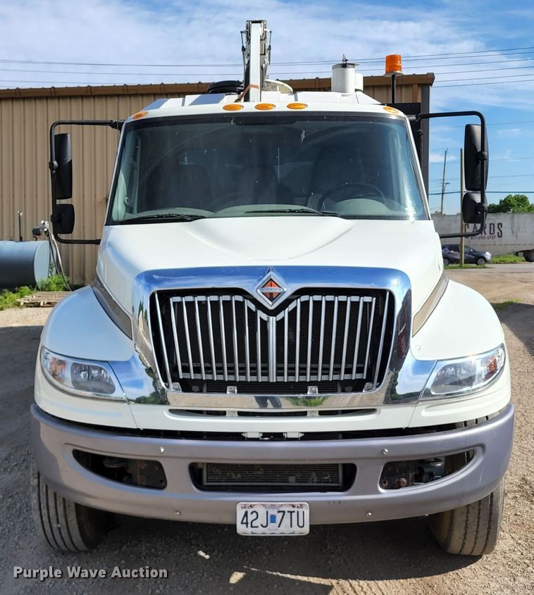 image for item DL6559 2015 International DuraStar 4400  hydrovac truck