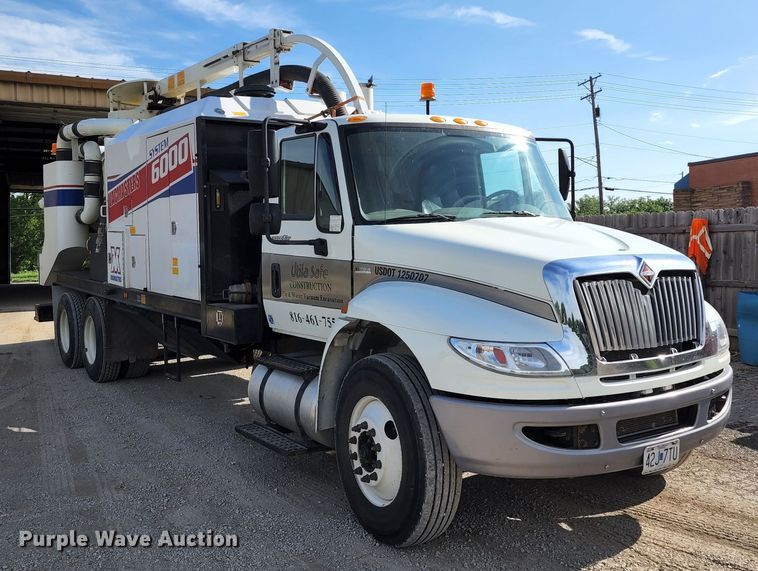 image for item DL6559 2015 International DuraStar 4400  hydrovac truck