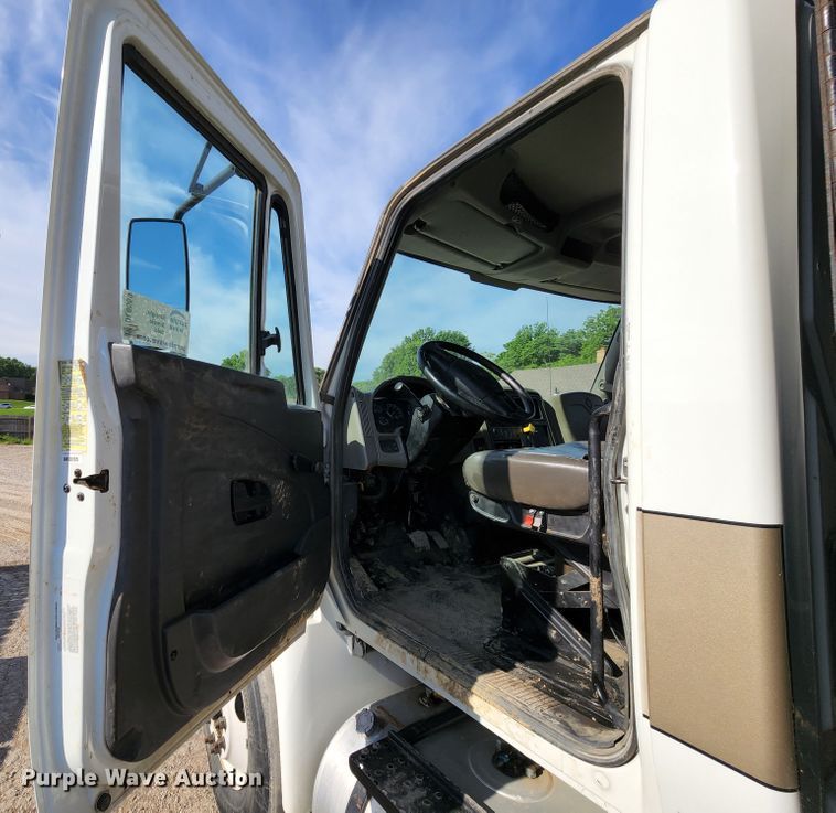 image for item DL6559 2015 International DuraStar 4400  hydrovac truck