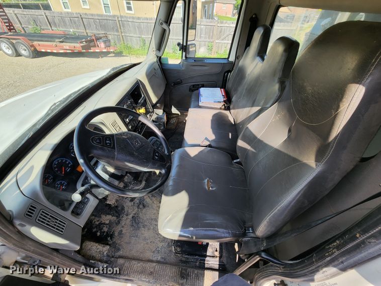 image for item DL6559 2015 International DuraStar 4400  hydrovac truck