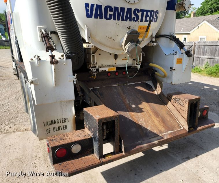 image for item DL6559 2015 International DuraStar 4400  hydrovac truck