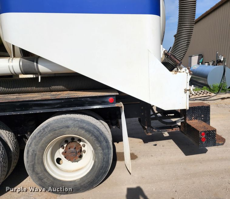 image for item DL6559 2015 International DuraStar 4400  hydrovac truck