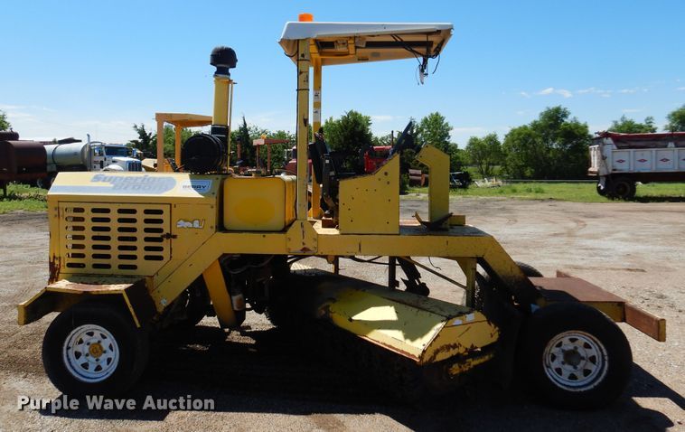 image for item DN0373 2003 Superior Broom DT80  broom