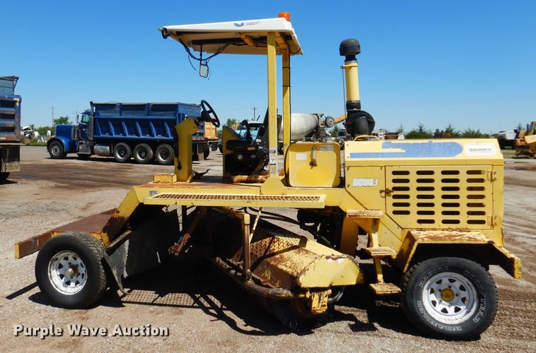 image for item DN0373 2003 Superior Broom DT80  broom