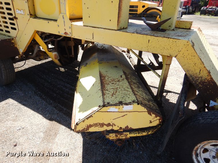 image for item DN0373 2003 Superior Broom DT80  broom