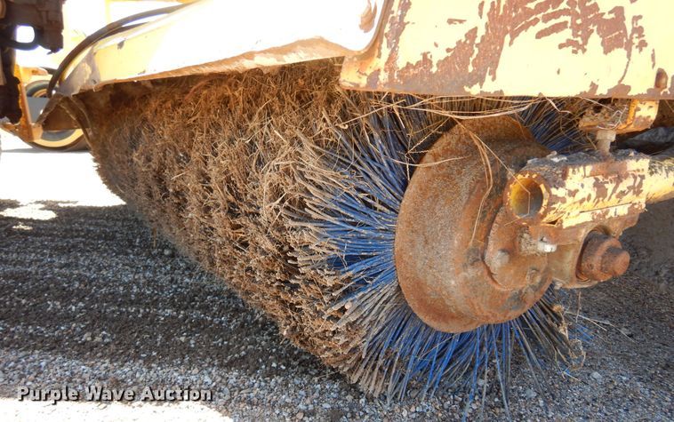 image for item DN0373 2003 Superior Broom DT80  broom