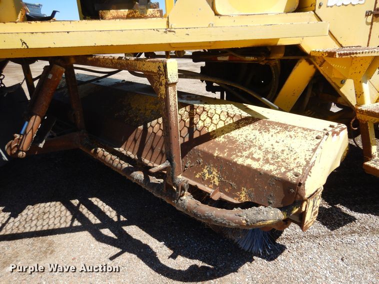 image for item DN0373 2003 Superior Broom DT80  broom