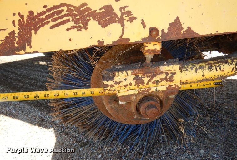 image for item DN0373 2003 Superior Broom DT80  broom