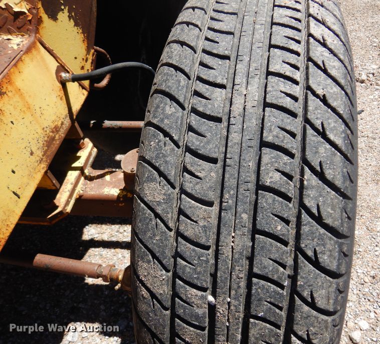 image for item DN0373 2003 Superior Broom DT80  broom