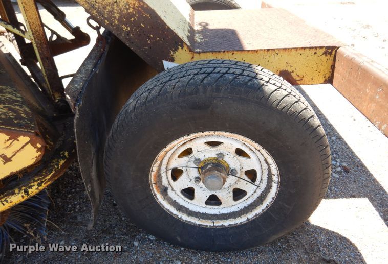 image for item DN0373 2003 Superior Broom DT80  broom