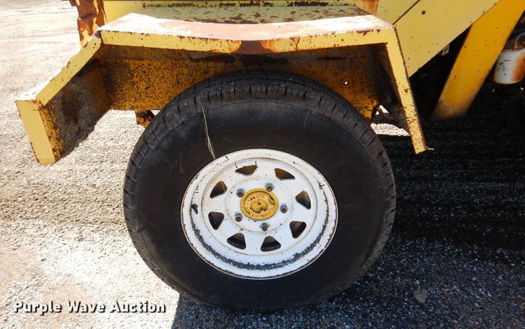 image for item DN0373 2003 Superior Broom DT80  broom