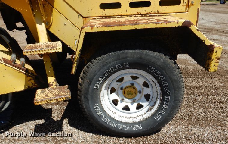 image for item DN0373 2003 Superior Broom DT80  broom