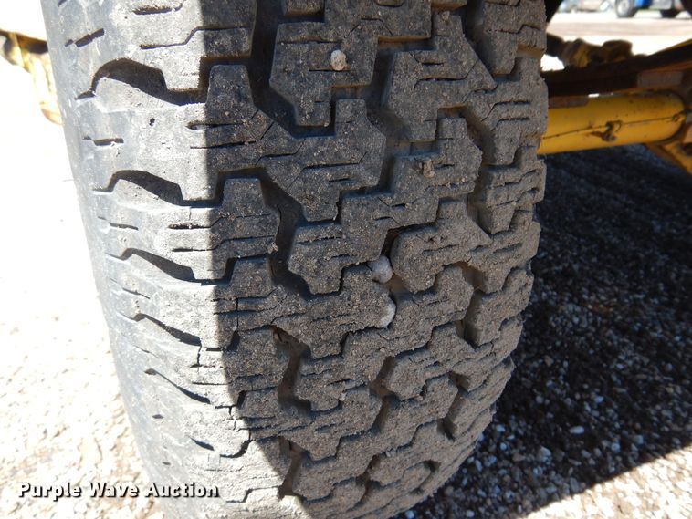 image for item DN0373 2003 Superior Broom DT80  broom