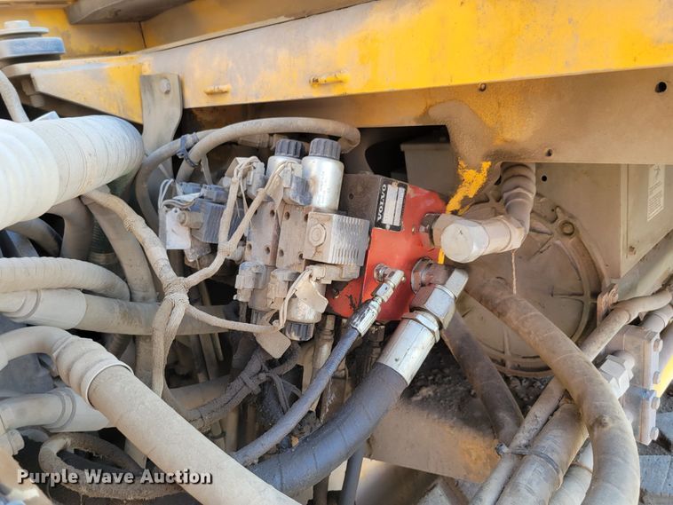 image for item DN7404 2010 Volvo PF6110  paver